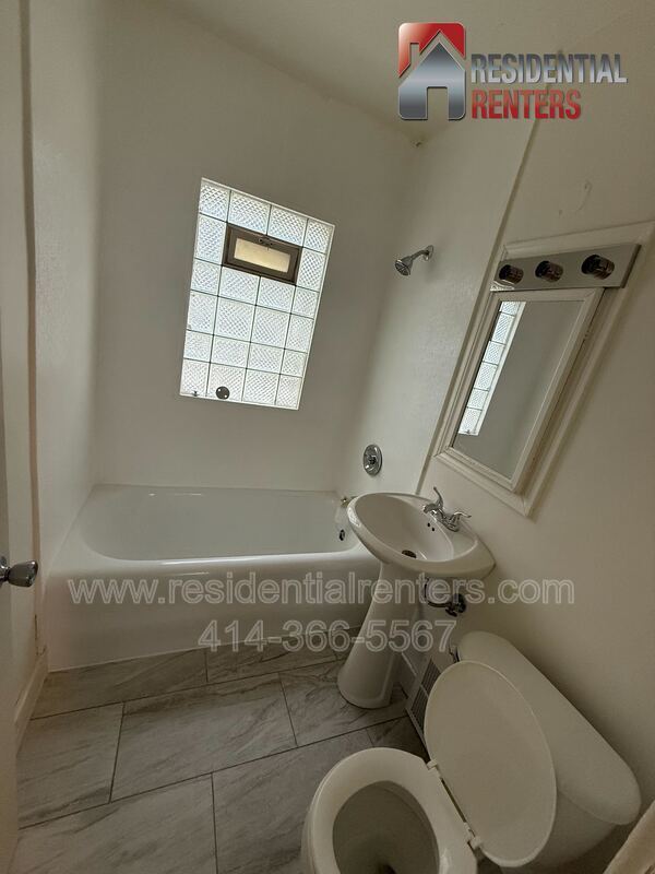 Building Photo - 5560 N 40th St
