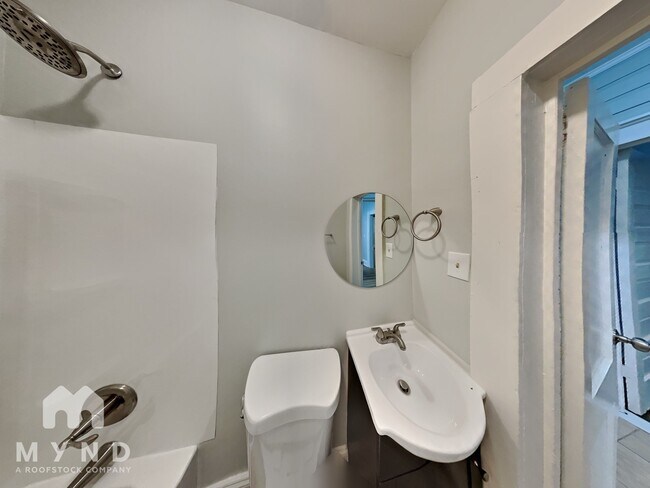 Building Photo - 401 Skyland Ave