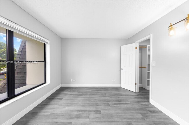 Building Photo - 3680 Inverrary Dr