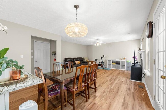 Building Photo - 3751 Roxfield Dr NE