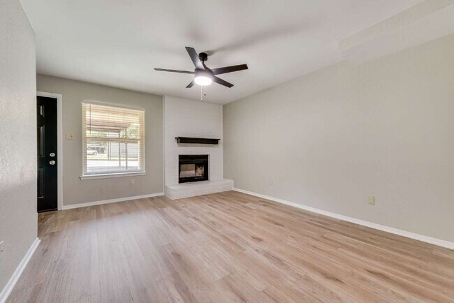 Building Photo - Completely Remodeled Triplex Unit 2 bed 1....