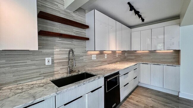 Building Photo - Great 2 Bed / 1 Bath Apartment near Embass...