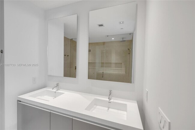 Building Photo - 1451 Brickell Ave