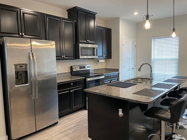 Building Photo - Welcome to our 3 Bedroom Townhome in Norfo...