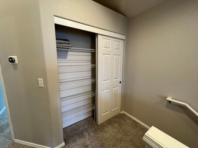 Building Photo - Super-Cute Townhouse! 3 bed + 2.5 baths w/ Fantastic Floor Plan! (A/C & Washer / Dryer included!)