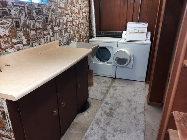 Laundry room - 6979 US Highway 2 41 M35