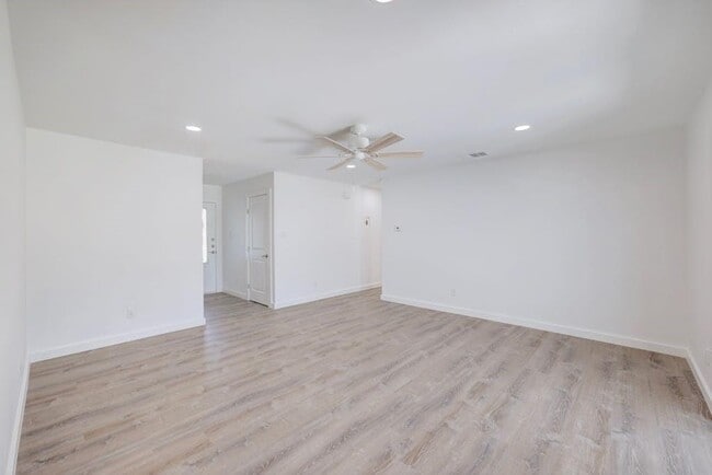 Building Photo - 801 Salem Ln