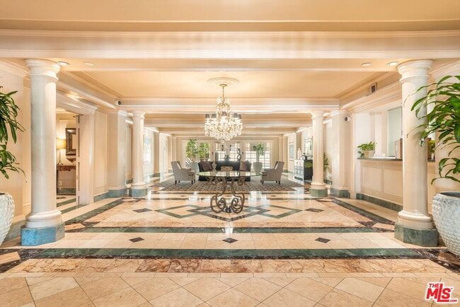 Building Photo - 930 N Doheny Dr