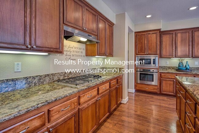 Building Photo - Spacious and upgraded 4 Bed 3 Bath Roseville Home