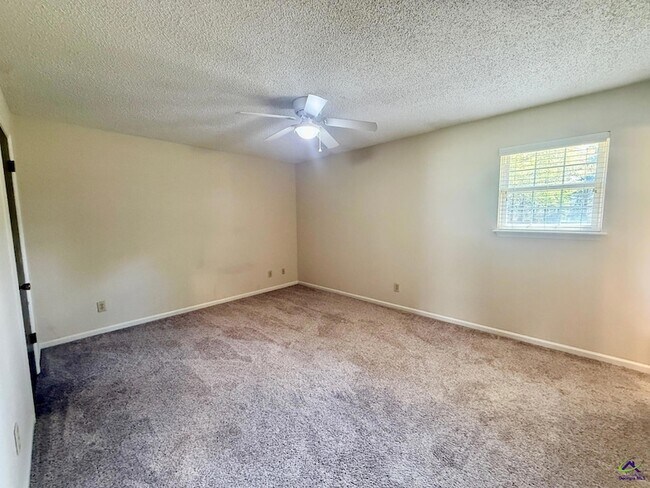 Building Photo - 104 Water Dr