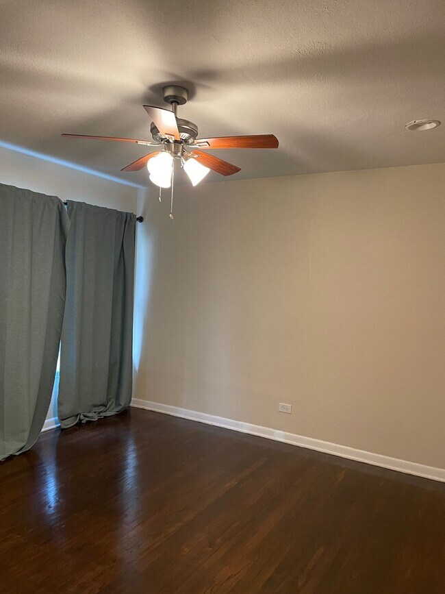 Building Photo - Charming Olmos Park Terrace Rental