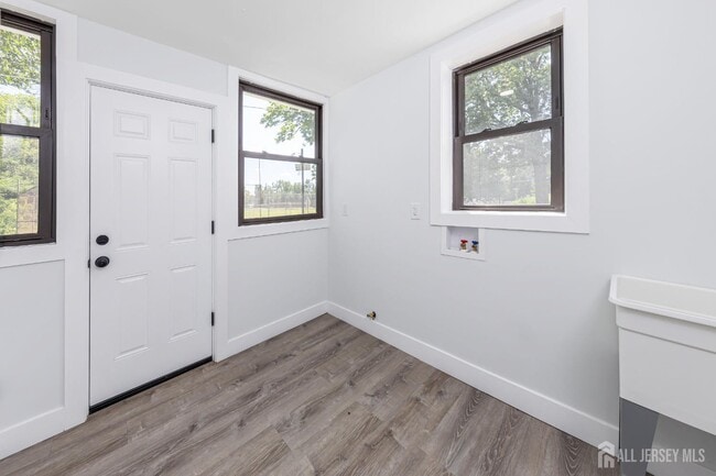 Building Photo - 3547 Finlaw Ave