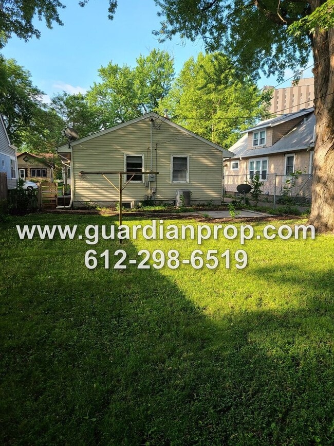 Building Photo - Updated House Near Hamline Available Septe...