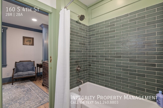 Building Photo - 160 S 4th St