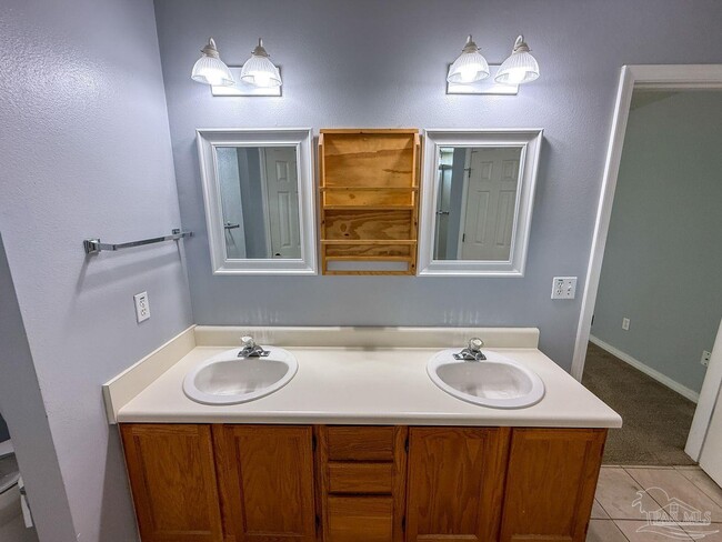 Building Photo - 10609 Creek Ridge Dr
