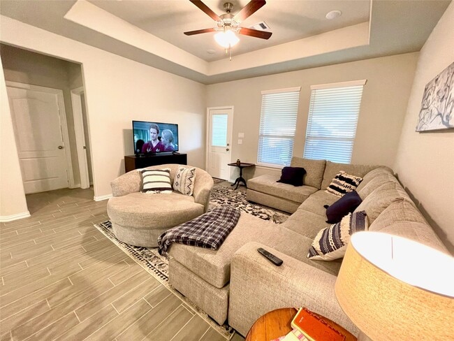 Building Photo - 8319 Divot Trce