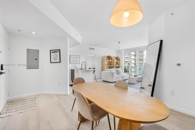 Building Photo - 7910 Harbor Island Dr