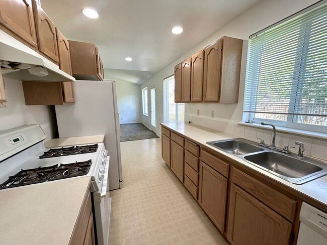 Building Photo - 3 Bed 2 Bath Home with Fenced Yard