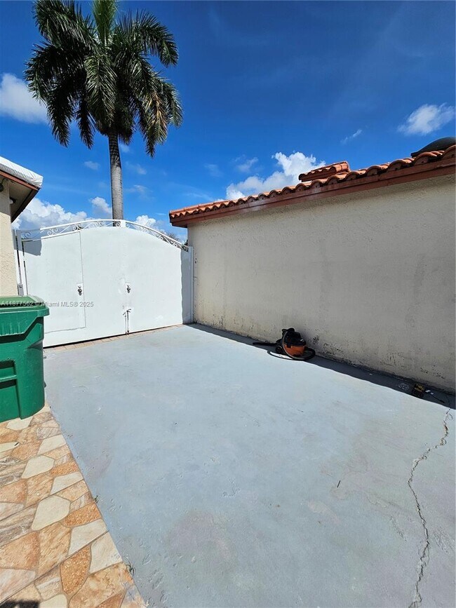 Building Photo - 17215 SW 115th Ave