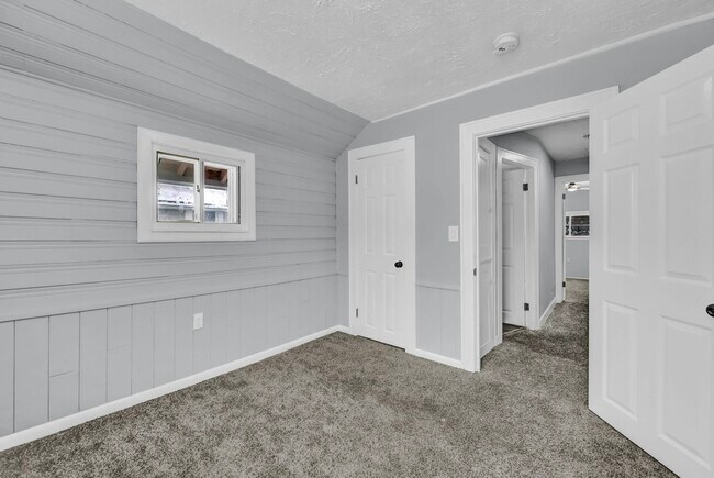 Building Photo - 1728 Hillview Rd