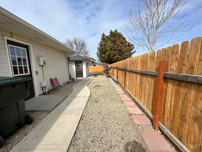 Building Photo - Fantastic 4 Bedroom Home with 3 Car Garage...