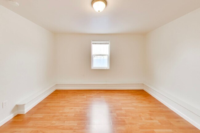 Building Photo - Bright Corner Home with Family Room, Yard & Laundry in Prime Sunset Location!