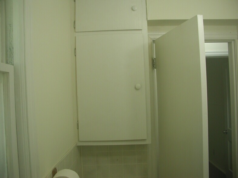 Building Photo - 241 E Ronning Ave