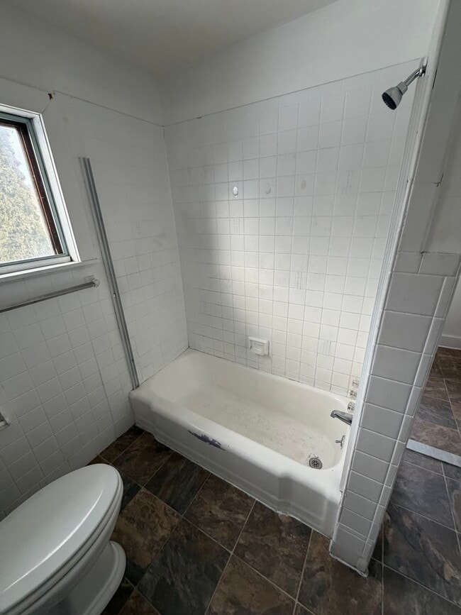 Building Photo - Single Family 3 Bedroom