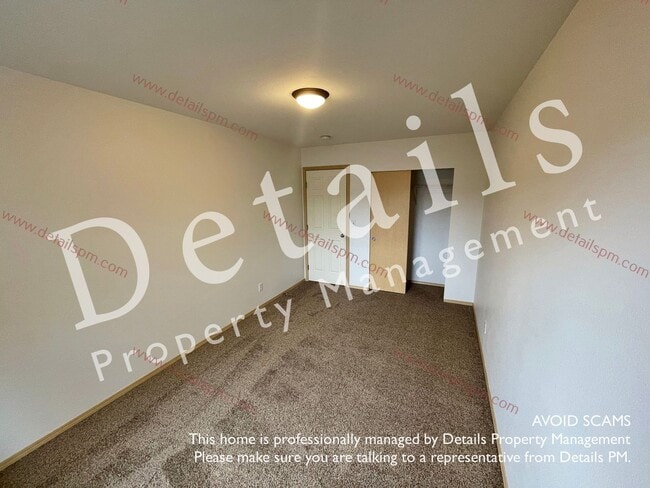 Building Photo - 3 Bedroom Townhouse in Central Kitsap!