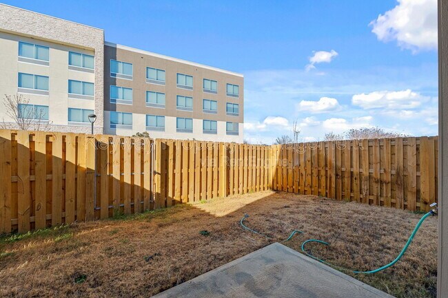 Building Photo - 3125 Venetian Dr