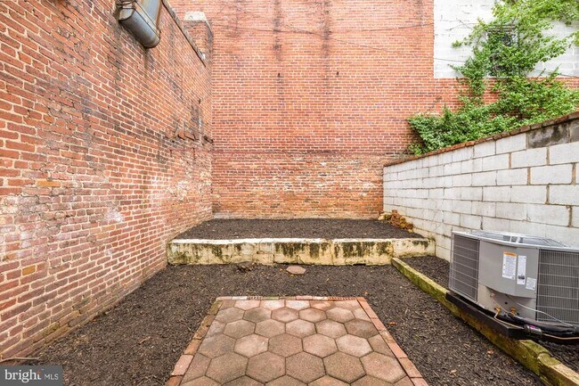 Building Photo - 1102 K St SE