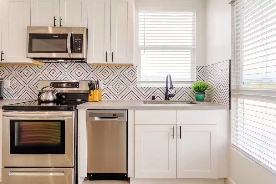 Building Photo - 331 1/2 N Alexandria Ave