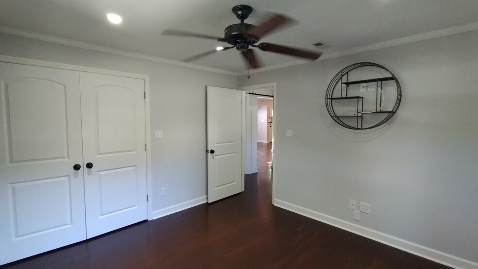 Building Photo - 710 Yucca Ave