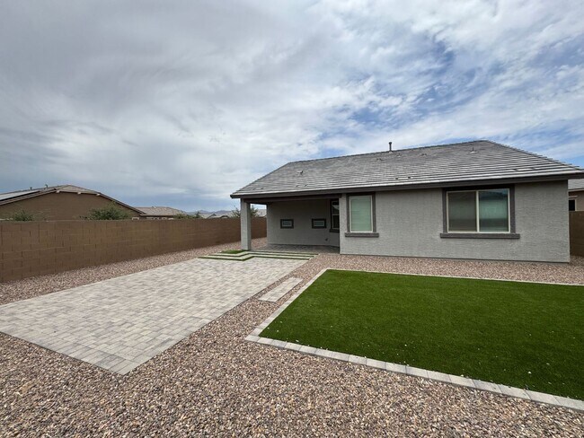 Building Photo - Beautiful Surprise Home: 4 Bd, 3 Ba