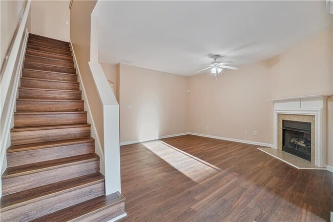 Building Photo - 1938 Dilcrest Dr