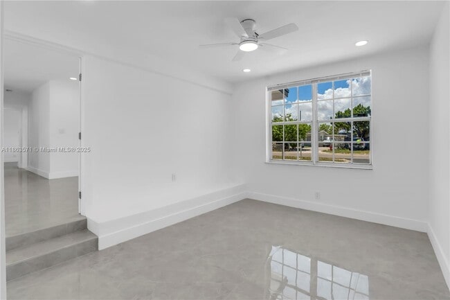 Building Photo - 1773 Lauderdale Manor Dr