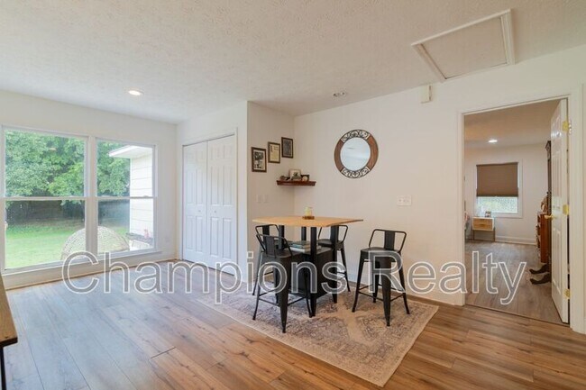 Building Photo - 1514 Crest Dr