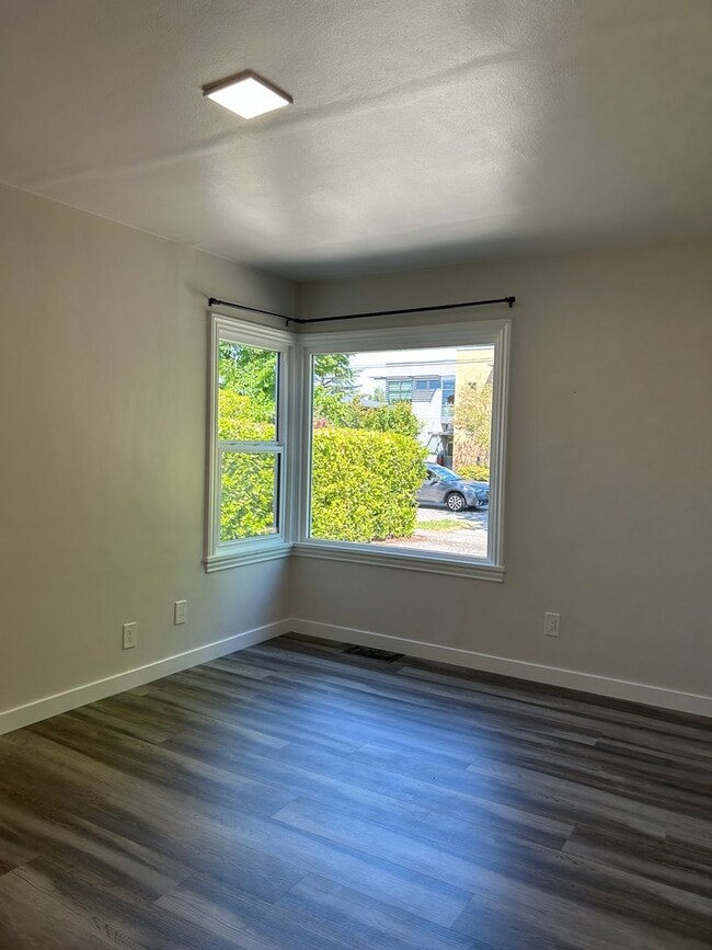 Building Photo - 4BR - West Seattle w/ 2 Kitchens. Landscaping Included!