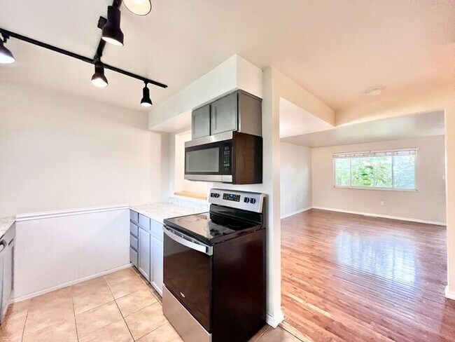 Building Photo - Townhome in Central Windsor!