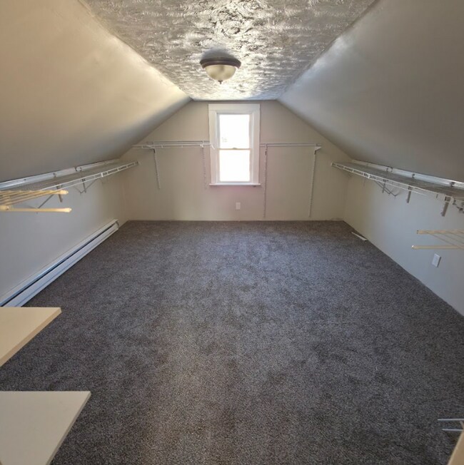 Building Photo - Single Family Home 3 beds 2 bath Available Now!