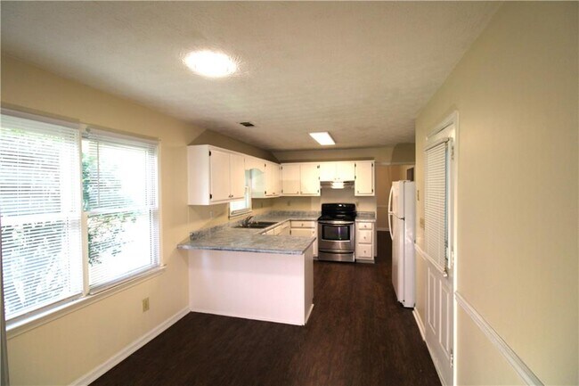 Building Photo - 2320 Ridgedale Dr SW