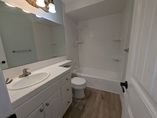 Building Photo - Pleasant Hill 1/1 Condo Available Now!