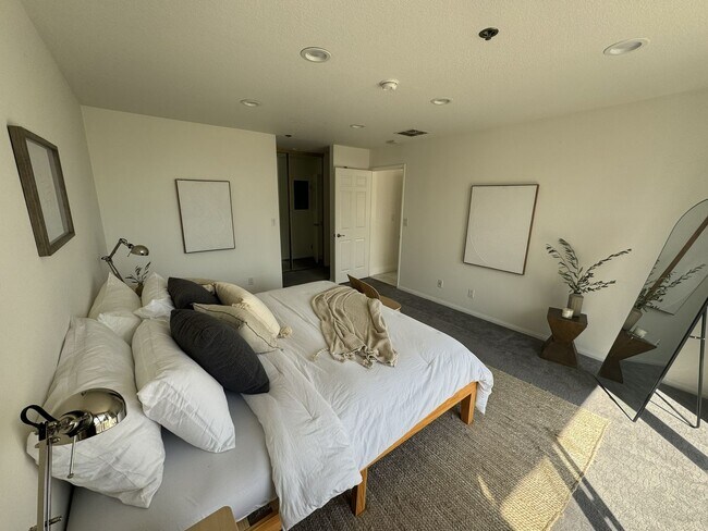 Building Photo - Stunning Remodeled Condo with Iconic Disney Concert Hall Views in the Heart of Downtown LA!