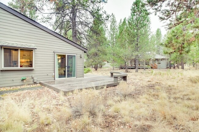 Building Photo - 3 Bedroom 2 Bath Fully Furnished - Sunriver Oregon