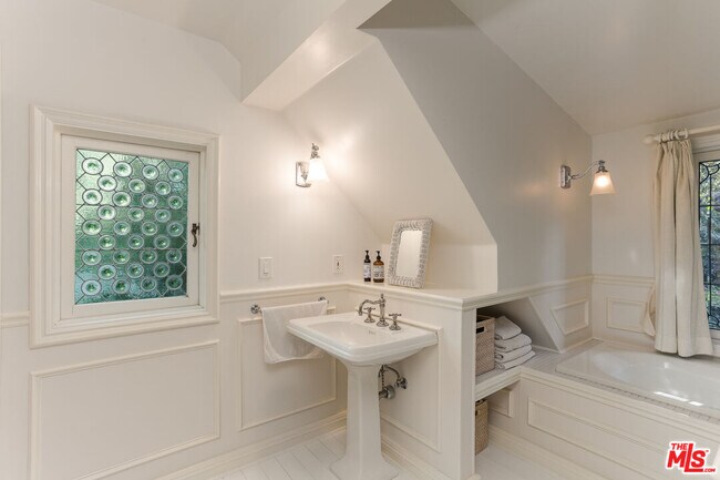 Building Photo - 4880 Queen Florence Ln