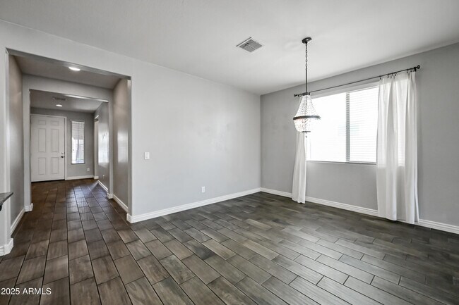 Building Photo - 2414 E Hazeltine Way