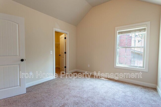 Building Photo - 232 Towns Walk Dr