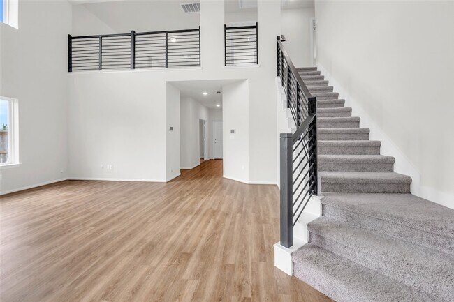 Building Photo - 15100 Crown Mnr Dr