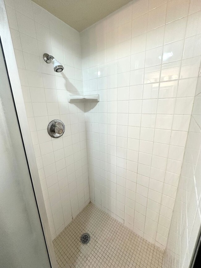 Building Photo - Spacious 4 Bed Home Near Bass Pro with Detached Garage & Fenced Yard