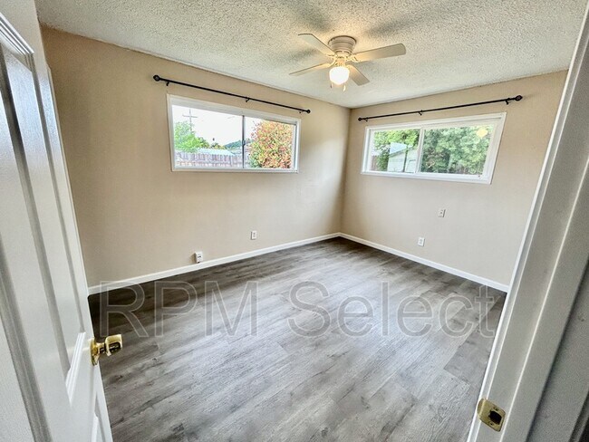 Building Photo - 164 Rounds St